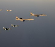 미국 전략폭격기 B-1B, 일본 전투기와도 동중국해서 공동 훈련