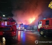 싸우다 조명탄 쏴…러시아 클럽 화재로 15명 사망