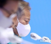 굳은 표정의 이상민 장관