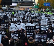 '이태원 참사 추모' 시청역 인근 도로 메운 시민들