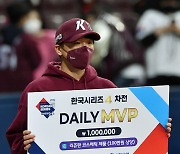 [ST포토] 한국시리즈 4차전 데일리 MVP 이승호