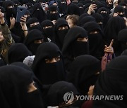 YEMEN WOMEN BLACK ATTIRE