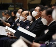 윤석열 대통령 내외, 이태원 참사 위로예배 참석