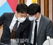 [포토]관계자와 이야기 나누는 이복현 금감위원장