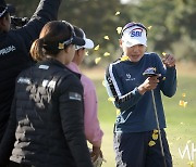 [Ms포토]이소미 '동료 선수들에게 꽃 세례'