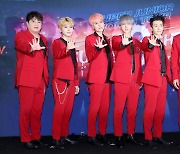 슈퍼주니어 데뷔 17주년…이특 "믿기 힘든 숫자, 모두 멋지게 성장"