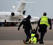 기후활동가들, 암스테르담 공항 개인제트기 이륙 막아