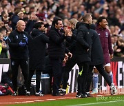 ‘에메리 데뷔전’ 빌라, 맨유 상대로 2골 폭발! 전반 2-1 리드