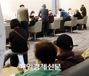 “내 연봉보다 낫네”…10억 넣고 5500만원 이자받는 ‘찐부자’ 늘었다