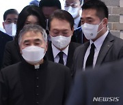 '이태원 참사 희생자 추모 미사 참석하는 윤 대통령 내외'