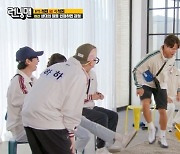 ‘런닝맨’ 송지효, 김종국에 뽀뽀 “진짜 사랑하는데!”