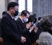 기도하는 윤석열 대통령 내외