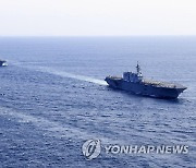 일본 주최 국제관함식 항행하는 한국 '소양함'과 일본 '이즈모'