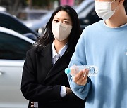 [TEN 포토] 설현 '수 많은 취재진에 깜짝이야'