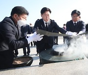 보상금 지급결정통지서 헌정하는 오영훈 지사와 김경학 의장