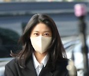 설현, 수수한 차림에도 빛나는 자태