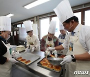 '사랑의 빵' 만드는 제주도의원들