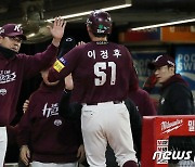 홍원기 감독 축하 받는 이정후