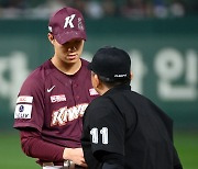 물집 잡혔는데 156km... 너무 잘던져 손가락 확인당한 안우진[인천 현장]