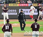 [포토] 안우진 '실점 없이 만루 위기 탈출'