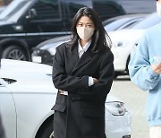 [포토] 설현, '블랙 롱 코트로 심플하게'