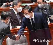 [포토]한덕수 국무총리, 최재해 감사원장과 인사