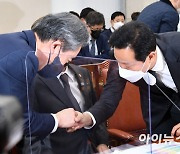 [포토]인사하는 윤희근 경찰청장-오세훈 서울시장