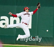 [MD포토] 점프하는 한유섬 '잡아야 하는데'