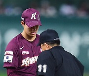 [MD포토] 안우진 '손에 이물질 없어요'