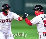 [MD포토] 최주환 '안우진 노히트 깨는 첫 안타'