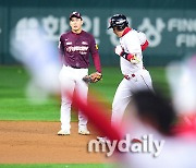 [MD포토] 역전 끝내기 홈런 김강민 '우승까지 1승 남았다'