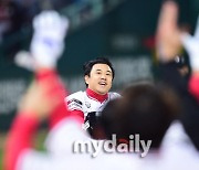 [MD포토] 끝내기 홈런 김강민 '우승까지 1승 남았다'