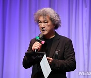 '문학주간 2022 - 둘, 사이' 인사말 하는 이시백 한국문화예술위원회 위원