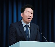 尹, 경찰청장 면전에서 “4시간 동안 물끄러미 쳐다만 봤나” 격앙