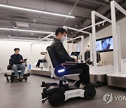 '스마트로봇체어로 전시 관람을'