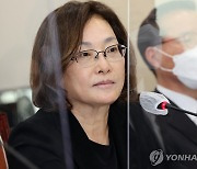 질의 듣는 박희영 용산구청장