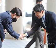 직원들과 인사하는 이주호 신임 교육부 장관