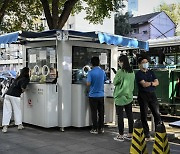 “中, ‘제로코로나’ 느린 완화 검토…내년 말 정상화 전망”