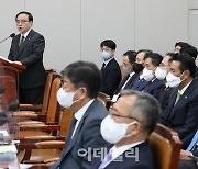 [포토]'국정감사 출석한 김성한'