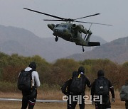 [포토]고공강하 앞두고 헬기 바라보는 특전요원들