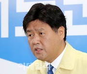 `이재명 최측근` 구속 기소…김용 측 “檢 창작 소설, 절필시킬 것”