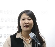 물가에 핀 연꽃이 전하는 위로…김초혜 초대전 '블루밍 투데이' 개막