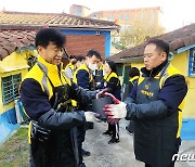 연탄 배달하는 쌍용차 노사