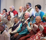 참전용사, 한복 입고 '함박 웃음'