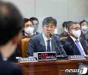 [국감] 의원 질의에 답변하는 김대기 비서실장