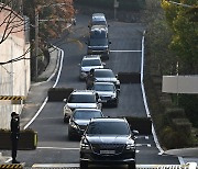 한남동 관저 나서는 尹대통령 차량