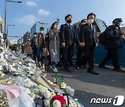 이태원 참사 추모 공간 찾은 이재명 대표