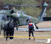 강하 위해 헬기 향하는 특전사 대원들