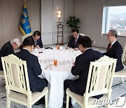 기독교계 원로들과 기도하는 윤석열 대통령