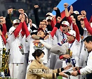 [포토] 김강민, 한국시리즈 MVP 차지